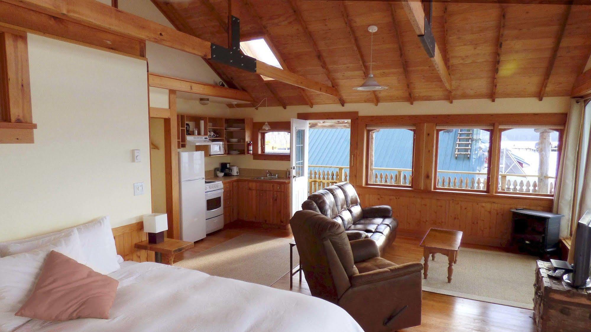 Seine Boat Inn Alert Bay Ngoại thất bức ảnh