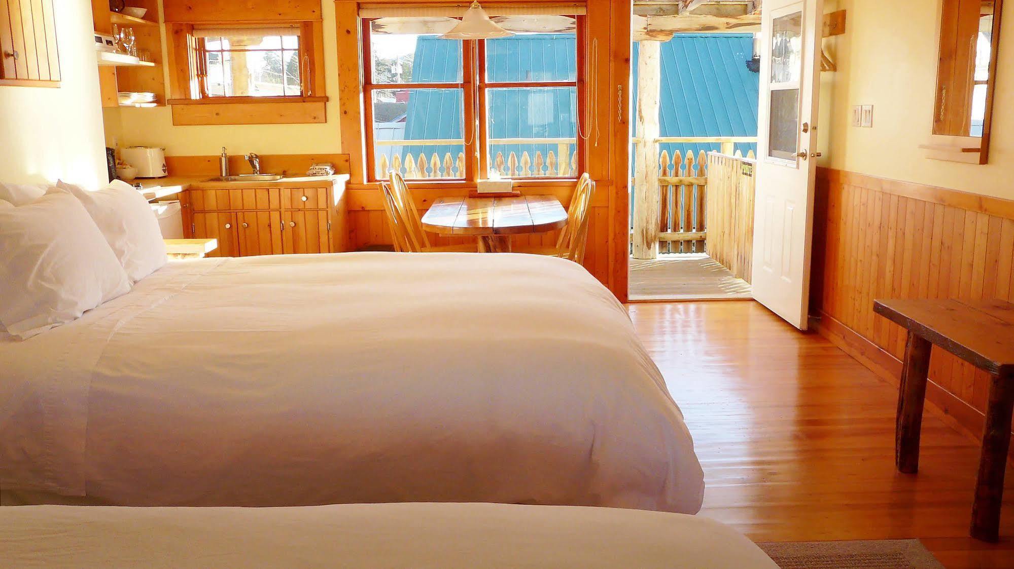 Seine Boat Inn Alert Bay Ngoại thất bức ảnh